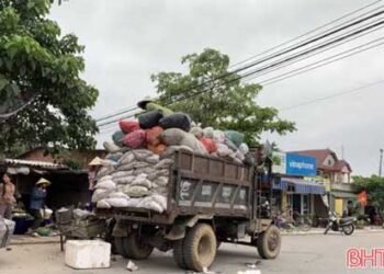 Làng Hàn Quốc ở Hà Tĩnh: Người dân phải tự khuân rác lên xe