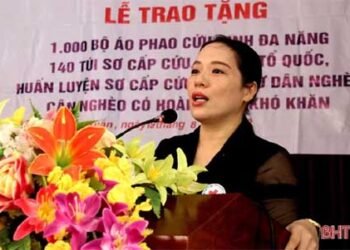Trao các thiết bị cứu sinh cho ngư dân nghèo vùng biển Nghi Xuân