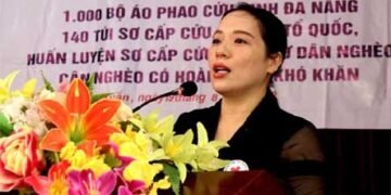 Trao các thiết bị cứu sinh cho ngư dân nghèo vùng biển Nghi Xuân