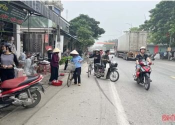 Mất an toàn giao thông khi chợ lấn đường ở Nghi Xuân
