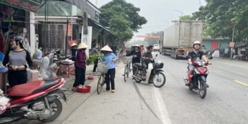 Mất an toàn giao thông khi chợ lấn đường ở Nghi Xuân
