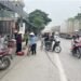 Mất an toàn giao thông khi chợ lấn đường ở Nghi Xuân
