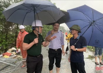 Đội mưa cấp tốc dựng mới trạm biến áp ở Nghi Xuân