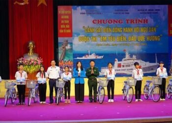 Ấm áp chương trình Cảnh sát biển đồng hành với ngư dân